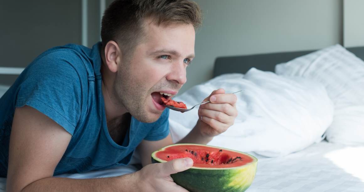 Dlaczego jedzenie przed snem może pomóc w utracie wagi?