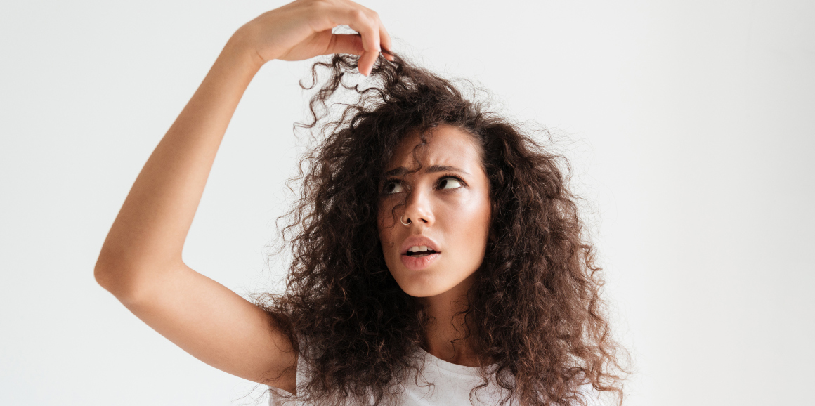7 oznak zmian tekstury włosów, które mogą wskazywać na niedobór