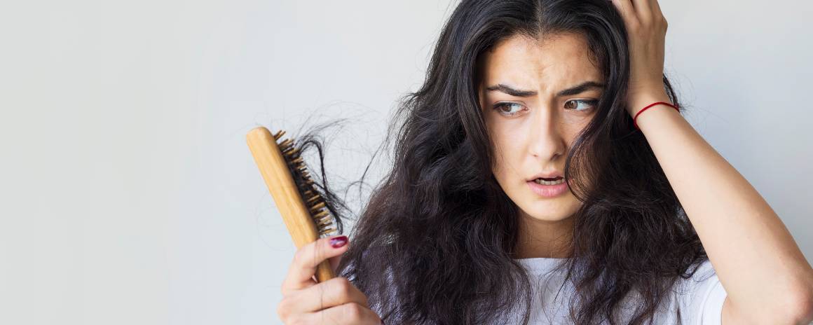 Co powoduje słabe, zniszczone włosy?