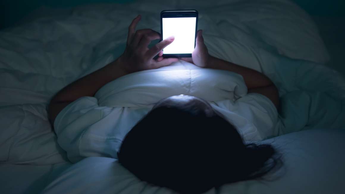 przyczyny i zapobieganie pisaniu SMS-ów podczas snu