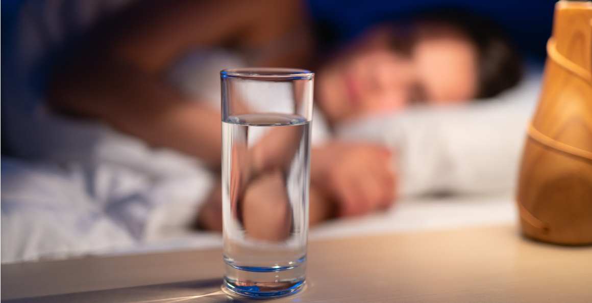 Picie zimnej wody przed snem: zaskakujący związek z lepszym snem